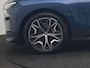 BMW iX xDrive40 Excellence 77 kWh 327pk | SOH 96,9% | Trekhaak Af Fabriek | Panodak Sky Lounge | Adaptive Cruise | Head Up | 360 Camera | Harman / Kardon | Lederen Sportstoelen & Stuur Verwarmd | Sfeerverlichting | BLIS | Keyless |