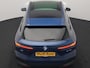BMW iX xDrive40 Excellence 77 kWh 327pk | SOH 96,9% | Trekhaak Af Fabriek | Panodak Sky Lounge | Adaptive Cruise | Head Up | 360 Camera | Harman / Kardon | Lederen Sportstoelen & Stuur Verwarmd | Sfeerverlichting | BLIS | Keyless |