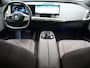 BMW iX xDrive40 Excellence 77 kWh 327pk | SOH 96,9% | Trekhaak Af Fabriek | Panodak Sky Lounge | Adaptive Cruise | Head Up | 360 Camera | Harman / Kardon | Lederen Sportstoelen & Stuur Verwarmd | Sfeerverlichting | BLIS | Keyless |