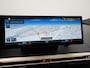 BMW iX xDrive40 Excellence 77 kWh 327pk | SOH 96,9% | Trekhaak Af Fabriek | Panodak Sky Lounge | Adaptive Cruise | Head Up | 360 Camera | Harman / Kardon | Lederen Sportstoelen & Stuur Verwarmd | Sfeerverlichting | BLIS | Keyless |