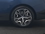 BMW iX xDrive40 Excellence 77 kWh 327pk | SOH 96,9% | Trekhaak Af Fabriek | Panodak Sky Lounge | Adaptive Cruise | Head Up | 360 Camera | Harman / Kardon | Lederen Sportstoelen & Stuur Verwarmd | Sfeerverlichting | BLIS | Keyless |