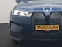 BMW iX xDrive40 Excellence 77 kWh 327pk | SOH 96,9% | Trekhaak Af Fabriek | Panodak Sky Lounge | Adaptive Cruise | Head Up | 360 Camera | Harman / Kardon | Lederen Sportstoelen & Stuur Verwarmd | Sfeerverlichting | BLIS | Keyless |