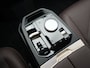 BMW iX xDrive40 Excellence 77 kWh 327pk | SOH 96,9% | Trekhaak Af Fabriek | Panodak Sky Lounge | Adaptive Cruise | Head Up | 360 Camera | Harman / Kardon | Lederen Sportstoelen & Stuur Verwarmd | Sfeerverlichting | BLIS | Keyless |