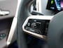 BMW iX xDrive40 Excellence 77 kWh 327pk | SOH 96,9% | Trekhaak Af Fabriek | Panodak Sky Lounge | Adaptive Cruise | Head Up | 360 Camera | Harman / Kardon | Lederen Sportstoelen & Stuur Verwarmd | Sfeerverlichting | BLIS | Keyless |