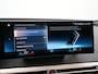 BMW iX xDrive40 Excellence 77 kWh 327pk | SOH 96,9% | Trekhaak Af Fabriek | Panodak Sky Lounge | Adaptive Cruise | Head Up | 360 Camera | Harman / Kardon | Lederen Sportstoelen & Stuur Verwarmd | Sfeerverlichting | BLIS | Keyless |