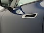 BMW iX xDrive40 Excellence 77 kWh 327pk | SOH 96,9% | Trekhaak Af Fabriek | Panodak Sky Lounge | Adaptive Cruise | Head Up | 360 Camera | Harman / Kardon | Lederen Sportstoelen & Stuur Verwarmd | Sfeerverlichting | BLIS | Keyless |