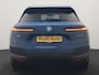 BMW iX xDrive40 Excellence 77 kWh 327pk | SOH 96,9% | Trekhaak Af Fabriek | Panodak Sky Lounge | Adaptive Cruise | Head Up | 360 Camera | Harman / Kardon | Lederen Sportstoelen & Stuur Verwarmd | Sfeerverlichting | BLIS | Keyless |