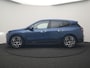 BMW iX xDrive40 Excellence 77 kWh 327pk | SOH 96,9% | Trekhaak Af Fabriek | Panodak Sky Lounge | Adaptive Cruise | Head Up | 360 Camera | Harman / Kardon | Lederen Sportstoelen & Stuur Verwarmd | Sfeerverlichting | BLIS | Keyless |