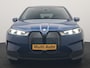 BMW iX xDrive40 Excellence 77 kWh 327pk | SOH 96,9% | Trekhaak Af Fabriek | Panodak Sky Lounge | Adaptive Cruise | Head Up | 360 Camera | Harman / Kardon | Lederen Sportstoelen & Stuur Verwarmd | Sfeerverlichting | BLIS | Keyless |
