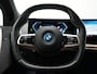 BMW iX xDrive40 Excellence 77 kWh 327pk | SOH 96,9% | Trekhaak Af Fabriek | Panodak Sky Lounge | Adaptive Cruise | Head Up | 360 Camera | Harman / Kardon | Lederen Sportstoelen & Stuur Verwarmd | Sfeerverlichting | BLIS | Keyless |