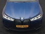 BMW iX xDrive40 Excellence 77 kWh 327pk | SOH 96,9% | Trekhaak Af Fabriek | Panodak Sky Lounge | Adaptive Cruise | Head Up | 360 Camera | Harman / Kardon | Lederen Sportstoelen & Stuur Verwarmd | Sfeerverlichting | BLIS | Keyless |