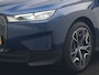 BMW iX xDrive40 Excellence 77 kWh 327pk | SOH 96,9% | Trekhaak Af Fabriek | Panodak Sky Lounge | Adaptive Cruise | Head Up | 360 Camera | Harman / Kardon | Lederen Sportstoelen & Stuur Verwarmd | Sfeerverlichting | BLIS | Keyless |