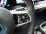 BMW iX xDrive40 Excellence 77 kWh 327pk | SOH 96,9% | Trekhaak Af Fabriek | Panodak Sky Lounge | Adaptive Cruise | Head Up | 360 Camera | Harman / Kardon | Lederen Sportstoelen & Stuur Verwarmd | Sfeerverlichting | BLIS | Keyless |