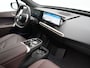 BMW iX xDrive40 Excellence 77 kWh 327pk | SOH 96,9% | Trekhaak Af Fabriek | Panodak Sky Lounge | Adaptive Cruise | Head Up | 360 Camera | Harman / Kardon | Lederen Sportstoelen & Stuur Verwarmd | Sfeerverlichting | BLIS | Keyless |
