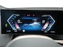 BMW iX xDrive40 Excellence 77 kWh 327pk | SOH 96,9% | Trekhaak Af Fabriek | Panodak Sky Lounge | Adaptive Cruise | Head Up | 360 Camera | Harman / Kardon | Lederen Sportstoelen & Stuur Verwarmd | Sfeerverlichting | BLIS | Keyless |