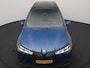 BMW iX xDrive40 Excellence 77 kWh 327pk | SOH 96,9% | Trekhaak Af Fabriek | Panodak Sky Lounge | Adaptive Cruise | Head Up | 360 Camera | Harman / Kardon | Lederen Sportstoelen & Stuur Verwarmd | Sfeerverlichting | BLIS | Keyless |