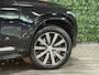 Volvo XC90 T8 AWD Recharge Inscription | Trekhaak | 360 Camera | Harman Kardon | Adaptieve Cruise Control | Stoel en Stuurwielverwarming | Schuifdak | 20 Inch | Full LED  Meesturende koplampen | Pilot Assist | BLIS Dode Hoek Detectie | Standkachel met Volvo On Call App | Elektrische voorstoelen geheugen | Lederen bekleding | Zitting verlenging voorstoelen | Lederen Dashboard | Keyless Drive | Parkeersensoren voor+achter | Privacy Glass | Elektrisch bedienbare achterklep | Geïntegreerde zongordijnen achterportieren | Verlichte instaplijsten | 7-Persoons | 4-Zone Climate Control | DAB Radio | Apple Carplay/Android Auto | Alarm Klasse III | Draadloos telefoon opladen | Volvo On Call met mobiele App functie | Onyx Black Metallic |