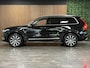 Volvo XC90 T8 AWD Recharge Inscription | Trekhaak | 360 Camera | Harman Kardon | Adaptieve Cruise Control | Stoel en Stuurwielverwarming | Schuifdak | 20 Inch | Full LED  Meesturende koplampen | Pilot Assist | BLIS Dode Hoek Detectie | Standkachel met Volvo On Call App | Elektrische voorstoelen geheugen | Lederen bekleding | Zitting verlenging voorstoelen | Lederen Dashboard | Keyless Drive | Parkeersensoren voor+achter | Privacy Glass | Elektrisch bedienbare achterklep | Geïntegreerde zongordijnen achterportieren | Verlichte instaplijsten | 7-Persoons | 4-Zone Climate Control | DAB Radio | Apple Carplay/Android Auto | Alarm Klasse III | Draadloos telefoon opladen | Volvo On Call met mobiele App functie | Onyx Black Metallic |