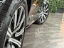 Volvo XC90 T8 AWD Recharge Inscription | Trekhaak | 360 Camera | Harman Kardon | Adaptieve Cruise Control | Stoel en Stuurwielverwarming | Schuifdak | 20 Inch | Full LED  Meesturende koplampen | Pilot Assist | BLIS Dode Hoek Detectie | Standkachel met Volvo On Call App | Elektrische voorstoelen geheugen | Lederen bekleding | Zitting verlenging voorstoelen | Lederen Dashboard | Keyless Drive | Parkeersensoren voor+achter | Privacy Glass | Elektrisch bedienbare achterklep | Geïntegreerde zongordijnen achterportieren | Verlichte instaplijsten | 7-Persoons | 4-Zone Climate Control | DAB Radio | Apple Carplay/Android Auto | Alarm Klasse III | Draadloos telefoon opladen | Volvo On Call met mobiele App functie | Onyx Black Metallic |