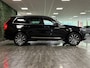 Volvo XC90 T8 AWD Recharge Inscription | Trekhaak | 360 Camera | Harman Kardon | Adaptieve Cruise Control | Stoel en Stuurwielverwarming | Schuifdak | 20 Inch | Full LED  Meesturende koplampen | Pilot Assist | BLIS Dode Hoek Detectie | Standkachel met Volvo On Call App | Elektrische voorstoelen geheugen | Lederen bekleding | Zitting verlenging voorstoelen | Lederen Dashboard | Keyless Drive | Parkeersensoren voor+achter | Privacy Glass | Elektrisch bedienbare achterklep | Geïntegreerde zongordijnen achterportieren | Verlichte instaplijsten | 7-Persoons | 4-Zone Climate Control | DAB Radio | Apple Carplay/Android Auto | Alarm Klasse III | Draadloos telefoon opladen | Volvo On Call met mobiele App functie | Onyx Black Metallic |