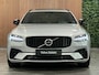 Volvo V90 T6 AWD Recharge Ultra Ultimate Dark | Bowers & Wilkins | Luchtvering | Schuifdak | 360 Camera | Head-Up Display | Adaptieve Cruise Control | Stoel en stuurwielverwarming | 19 Inch | Full LED Meesturende koplampen | Pilot Assist | BLIS Dode Hoek Detectie | Elektrische voorstoelen geheugen | R-Design Contour Stoelen met wit stiksel en bies | Zitting verlenging voorstoelen | Lederen Dashboard | Google Infotainment | Keyless Drive | Parkeersensoren voor+achter | Privacy Glass | Elektrisch bedienbare achterklep | Geïntegreerde kinderzitjes achterin | Geïntegreerde zongordijnen achterportieren | DAB Radio | Alarm Klasse III | Apple Carplay/Android Auto | Volvo On Call met mobiele App functie | Silver Dawn Metallic |