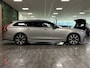 Volvo V90 T6 AWD Recharge Ultra Ultimate Dark | Bowers & Wilkins | Luchtvering | Schuifdak | 360 Camera | Head-Up Display | Adaptieve Cruise Control | Stoel en stuurwielverwarming | 19 Inch | Full LED Meesturende koplampen | Pilot Assist | BLIS Dode Hoek Detectie | Elektrische voorstoelen geheugen | R-Design Contour Stoelen met wit stiksel en bies | Zitting verlenging voorstoelen | Lederen Dashboard | Google Infotainment | Keyless Drive | Parkeersensoren voor+achter | Privacy Glass | Elektrisch bedienbare achterklep | Geïntegreerde kinderzitjes achterin | Geïntegreerde zongordijnen achterportieren | DAB Radio | Alarm Klasse III | Apple Carplay/Android Auto | Volvo On Call met mobiele App functie | Silver Dawn Metallic |