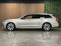 Volvo V90 T6 AWD Recharge Ultra Ultimate Dark | Bowers & Wilkins | Luchtvering | Schuifdak | 360 Camera | Head-Up Display | Adaptieve Cruise Control | Stoel en stuurwielverwarming | 19 Inch | Full LED Meesturende koplampen | Pilot Assist | BLIS Dode Hoek Detectie | Elektrische voorstoelen geheugen | R-Design Contour Stoelen met wit stiksel en bies | Zitting verlenging voorstoelen | Lederen Dashboard | Google Infotainment | Keyless Drive | Parkeersensoren voor+achter | Privacy Glass | Elektrisch bedienbare achterklep | Geïntegreerde kinderzitjes achterin | Geïntegreerde zongordijnen achterportieren | DAB Radio | Alarm Klasse III | Apple Carplay/Android Auto | Volvo On Call met mobiele App functie | Silver Dawn Metallic |