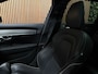 Volvo V90 T6 AWD Recharge Ultra Ultimate Dark | Bowers & Wilkins | Luchtvering | Schuifdak | 360 Camera | Head-Up Display | Adaptieve Cruise Control | Stoel en stuurwielverwarming | 19 Inch | Full LED Meesturende koplampen | Pilot Assist | BLIS Dode Hoek Detectie | Elektrische voorstoelen geheugen | R-Design Contour Stoelen met wit stiksel en bies | Zitting verlenging voorstoelen | Lederen Dashboard | Google Infotainment | Keyless Drive | Parkeersensoren voor+achter | Privacy Glass | Elektrisch bedienbare achterklep | Geïntegreerde kinderzitjes achterin | Geïntegreerde zongordijnen achterportieren | DAB Radio | Alarm Klasse III | Apple Carplay/Android Auto | Volvo On Call met mobiele App functie | Silver Dawn Metallic |