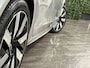 Volvo V90 T6 AWD Recharge Ultra Ultimate Dark | Bowers & Wilkins | Luchtvering | Schuifdak | 360 Camera | Head-Up Display | Adaptieve Cruise Control | Stoel en stuurwielverwarming | 19 Inch | Full LED Meesturende koplampen | Pilot Assist | BLIS Dode Hoek Detectie | Elektrische voorstoelen geheugen | R-Design Contour Stoelen met wit stiksel en bies | Zitting verlenging voorstoelen | Lederen Dashboard | Google Infotainment | Keyless Drive | Parkeersensoren voor+achter | Privacy Glass | Elektrisch bedienbare achterklep | Geïntegreerde kinderzitjes achterin | Geïntegreerde zongordijnen achterportieren | DAB Radio | Alarm Klasse III | Apple Carplay/Android Auto | Volvo On Call met mobiele App functie | Silver Dawn Metallic |