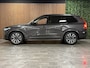 Volvo XC90 T8 AWD Recharge Ultra Dark | Luchtvering | Trekhaak | 360 Camera | Head-Up Display | Harman Kardon | 455pk | Adaptieve Cruise Control | Stoelverwarming voor+achter | Stuurwielverwarming | Schuifdak | Full LED Meesturende koplampen | Pilot Assist | BLIS Dode Hoek Detectie | Alcantara hemelbekleding | Lederen zonnekleppen en handgrepen | Elektrische voorstoelen geheugen | Lederen bekleding | Zitting verlenging voorstoelen | Lederen dashboard | 20 Inch | Google Infotainment | Keyless Drive | Privacy Glass | Elektrisch bedienbare achterklep | Geïntegreerd kinderzitje achterin | Geïntegreerde zongordijnen achterportieren | Verlichte instaplijsten | 7-Persoons | 4-Zone Climate Control | DAB Radio | Apple Carplay/Android Auto | Alarm Klasse III | Platinum Grey Metallic |