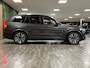 Volvo XC90 T8 AWD Recharge Ultra Dark | Luchtvering | Trekhaak | 360 Camera | Head-Up Display | Harman Kardon | 455pk | Adaptieve Cruise Control | Stoelverwarming voor+achter | Stuurwielverwarming | Schuifdak | Full LED Meesturende koplampen | Pilot Assist | BLIS Dode Hoek Detectie | Alcantara hemelbekleding | Lederen zonnekleppen en handgrepen | Elektrische voorstoelen geheugen | Lederen bekleding | Zitting verlenging voorstoelen | Lederen dashboard | 20 Inch | Google Infotainment | Keyless Drive | Privacy Glass | Elektrisch bedienbare achterklep | Geïntegreerd kinderzitje achterin | Geïntegreerde zongordijnen achterportieren | Verlichte instaplijsten | 7-Persoons | 4-Zone Climate Control | DAB Radio | Apple Carplay/Android Auto | Alarm Klasse III | Platinum Grey Metallic |