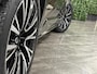 Volvo XC90 T8 AWD Recharge Ultra Dark | Luchtvering | Trekhaak | 360 Camera | Head-Up Display | Harman Kardon | 455pk | Adaptieve Cruise Control | Stoelverwarming voor+achter | Stuurwielverwarming | Schuifdak | Full LED Meesturende koplampen | Pilot Assist | BLIS Dode Hoek Detectie | Alcantara hemelbekleding | Lederen zonnekleppen en handgrepen | Elektrische voorstoelen geheugen | Lederen bekleding | Zitting verlenging voorstoelen | Lederen dashboard | 20 Inch | Google Infotainment | Keyless Drive | Privacy Glass | Elektrisch bedienbare achterklep | Geïntegreerd kinderzitje achterin | Geïntegreerde zongordijnen achterportieren | Verlichte instaplijsten | 7-Persoons | 4-Zone Climate Control | DAB Radio | Apple Carplay/Android Auto | Alarm Klasse III | Platinum Grey Metallic |