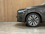 Volvo XC90 T8 AWD Recharge Ultra Dark | Luchtvering | Trekhaak | 360 Camera | Head-Up Display | Harman Kardon | 455pk | Adaptieve Cruise Control | Stoelverwarming voor+achter | Stuurwielverwarming | Schuifdak | Full LED Meesturende koplampen | Pilot Assist | BLIS Dode Hoek Detectie | Alcantara hemelbekleding | Lederen zonnekleppen en handgrepen | Elektrische voorstoelen geheugen | Lederen bekleding | Zitting verlenging voorstoelen | Lederen dashboard | 20 Inch | Google Infotainment | Keyless Drive | Privacy Glass | Elektrisch bedienbare achterklep | Geïntegreerd kinderzitje achterin | Geïntegreerde zongordijnen achterportieren | Verlichte instaplijsten | 7-Persoons | 4-Zone Climate Control | DAB Radio | Apple Carplay/Android Auto | Alarm Klasse III | Platinum Grey Metallic |