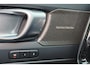 Volvo XC40 B3 Plus Dark - IntelliSafe Assist & Surround - 360º Camera - Harman/Kardon audio - Verwarmde voorstoelen - Parkeersensoren voor & achter - Elektr. bedienb. voorstoelen met geheugen links - Draadloze tel. lader - Extra getint glas - Inklapbare trekhaak - 18' LMV