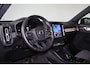 Volvo XC40 B3 Plus Dark - IntelliSafe Assist & Surround - 360º Camera - Harman/Kardon audio - Verwarmde voorstoelen - Parkeersensoren voor & achter - Elektr. bedienb. voorstoelen met geheugen links - Draadloze tel. lader - Extra getint glas - Inklapbare trekhaak - 18' LMV