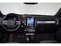 Volvo XC40 B3 Plus Dark - IntelliSafe Assist & Surround - 360º Camera - Harman/Kardon audio - Verwarmde voorstoelen - Parkeersensoren voor & achter - Elektr. bedienb. voorstoelen met geheugen links - Draadloze tel. lader - Extra getint glas - Inklapbare trekhaak - 18' LMV