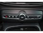 Volvo XC40 B3 Plus Dark - IntelliSafe Assist & Surround - 360º Camera - Harman/Kardon audio - Verwarmde voorstoelen - Parkeersensoren voor & achter - Elektr. bedienb. voorstoelen met geheugen links - Draadloze tel. lader - Extra getint glas - Inklapbare trekhaak - 18' LMV