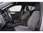 Volvo XC40 B3 Plus Dark - IntelliSafe Assist & Surround - 360º Camera - Harman/Kardon audio - Verwarmde voorstoelen - Parkeersensoren voor & achter - Elektr. bedienb. voorstoelen met geheugen links - Draadloze tel. lader - Extra getint glas - Inklapbare trekhaak - 18' LMV
