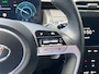 Hyundai Tucson 1.6 T-GDI 265pk PHEV Comfort Smart 4WD | Climate | Camera | Carplay | Keyless | Navigatie | Full - Led | Elek. Klep | Winterpakket | 19" Lichtmetaal | Digitale Cockpit | Parkeer Assistent | Adapt. Cruisecontrol | 1e Eigenaar