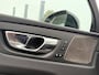 Volvo XC60 2.0 T6 Plug-in hybrid AWD Ultimate Dark | Schuif-/ kanteldak| Head-up display| Harman Kardon audiosysteem| Stoelverwarming voor + achter| Stuurwielverwarming| Semi- elektrisch inklapbare trekhaak|