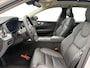 Volvo XC60 2.0 T6 Plug-in hybrid AWD Ultimate Dark | Schuif-/ kanteldak| Head-up display| Harman Kardon audiosysteem| Stoelverwarming voor + achter| Stuurwielverwarming| Semi- elektrisch inklapbare trekhaak|