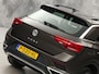 Volkswagen T-Roc 1.5 TSI Sport 150Pk (APPLE CARPLAY, GROOT NAVI, STUUR/STOELVERWARMING, CAMERA, SPORTSTOELEN, ADAPTIVE CRUISE, CLIMATE, NIEUWE APK, NIEUWSTAAT)