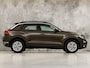 Volkswagen T-Roc 1.5 TSI Sport 150Pk (APPLE CARPLAY, GROOT NAVI, STUUR/STOELVERWARMING, CAMERA, SPORTSTOELEN, ADAPTIVE CRUISE, CLIMATE, NIEUWE APK, NIEUWSTAAT)