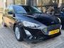 Ford Focus 1.0 Hybrid Titanium X | AGR COMFORTSTOELEN| DODEHOEK DETECTIE| NAVIGATIE + APPLE CARPLAY/ANDROID AUTO| KEYLESS ENTRY & START| CAMERA + PARKEERSENSOREN| LED KOPLAMPEN| DRAADLOZE TELEFOONLADER| BROEKHUIS ONDERHOUDEN|