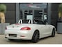 BMW Z4 Roadster | 245 PK | Nieuwe Motor | Bi-xenon | 19" velgen | Leder | PDC | NAV | Stoelverwarming | BMW Z4 Roadster sDrive28i Executive met 245 PK en een 2.0-liter viercilinder benzinemotor, voorzien van luxe lederen bekleding, elektrisch verstelbare bestuurdersstoel met geheugen, verwarmde
