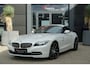 BMW Z4 Roadster | 245 PK | Nieuwe Motor | Bi-xenon | 19" velgen | Leder | PDC | NAV | Stoelverwarming | BMW Z4 Roadster sDrive28i Executive met 245 PK en een 2.0-liter viercilinder benzinemotor, voorzien van luxe lederen bekleding, elektrisch verstelbare bestuurdersstoel met geheugen, verwarmde