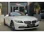 BMW Z4 Roadster | 245 PK | Nieuwe Motor | Bi-xenon | 19" velgen | Leder | PDC | NAV | Stoelverwarming | BMW Z4 Roadster sDrive28i Executive met 245 PK en een 2.0-liter viercilinder benzinemotor, voorzien van luxe lederen bekleding, elektrisch verstelbare bestuurdersstoel met geheugen, verwarmde