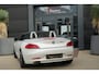 BMW Z4 Roadster | 245 PK | Nieuwe Motor | Bi-xenon | 19" velgen | Leder | PDC | NAV | Stoelverwarming | BMW Z4 Roadster sDrive28i Executive met 245 PK en een 2.0-liter viercilinder benzinemotor, voorzien van luxe lederen bekleding, elektrisch verstelbare bestuurdersstoel met geheugen, verwarmde