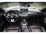BMW Z4 Roadster | 245 PK | Nieuwe Motor | Bi-xenon | 19" velgen | Leder | PDC | NAV | Stoelverwarming | BMW Z4 Roadster sDrive28i Executive met 245 PK en een 2.0-liter viercilinder benzinemotor, voorzien van luxe lederen bekleding, elektrisch verstelbare bestuurdersstoel met geheugen, verwarmde