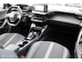 Peugeot e-2008 EV Allure 50 kWh, Navi, App connect, Cruise, Clima, Pdc + Camera, Donker glas, All Season banden